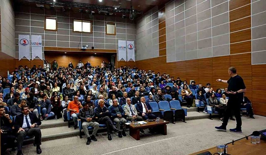 NASA’daki Türk bilim adamı Dr. Umut Yıldız, OMÜ’de evrenin sırlarını anlattı