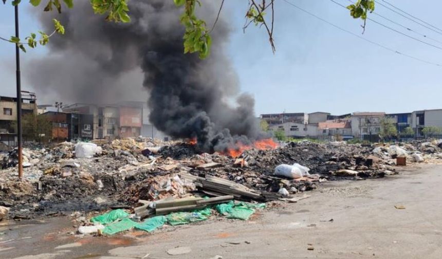 Sanayi atıklarının döküldüğü alanda yangın çıktı