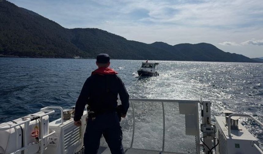 Kuşadası açıklarında sürüklenen teknede 2 kişi kurtarıldı