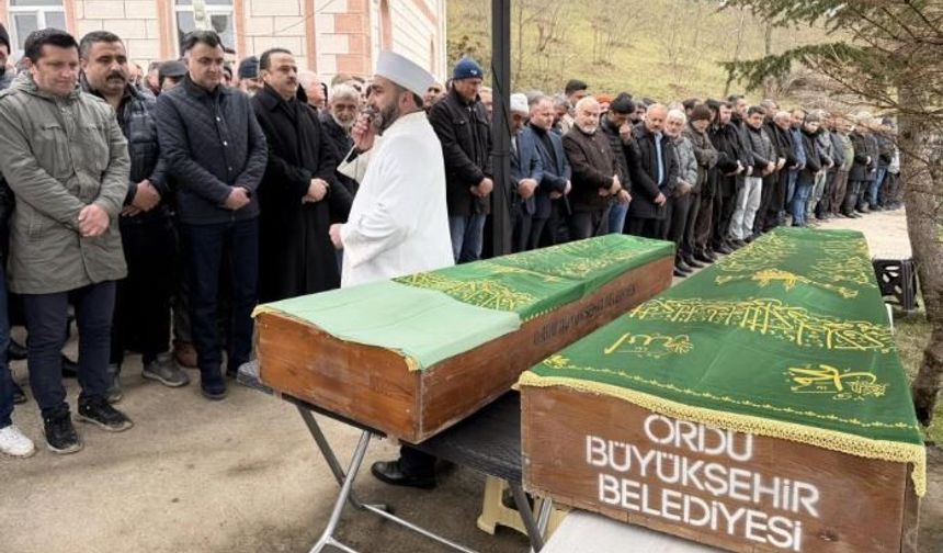 Trafik kazasında hayatını kaybeden baba ve öğretmen kızı son yolculuğuna uğurlandı