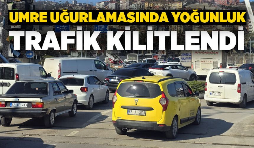 Umre uğurlamasında yoğunluk: Trafik kilitlendi