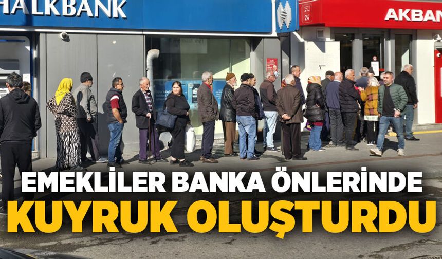 Zonguldak’ta emekliler banka önlerinde kuyruk oluşturdu
