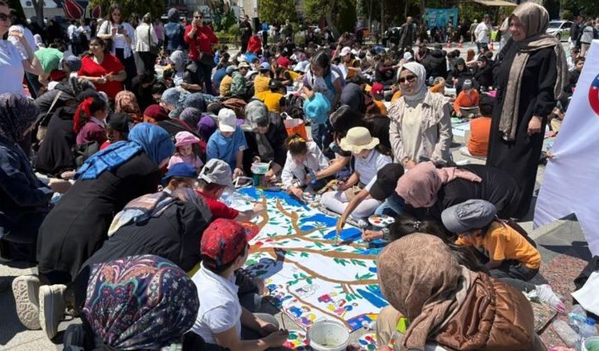 2 bin 200 öğrenci sanat festivalinde 50 metrelik dev brandayı boyadı