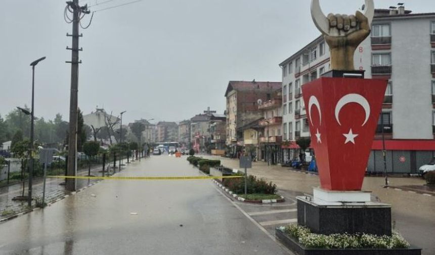 Avu deresi taştı, ev ve iş yerlerini su bastı