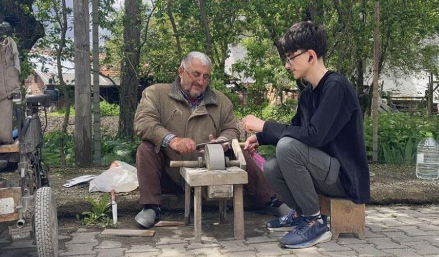 Bedensel engelli baba, oğluyla birlikte bıçak bileyerek geçimini sağlıyor