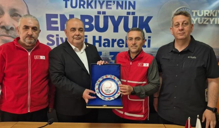 Bartın protokolü kurban bağışını Kızılay'a yaptı