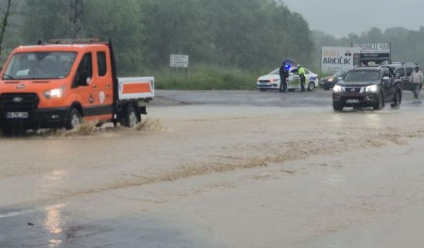 Bartın'da ırmak taştı, kara yolunu su bastı