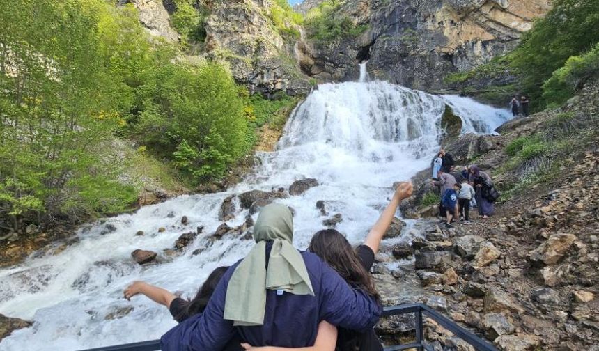 Derebağ Şelalesi'nde bayram coşkusu