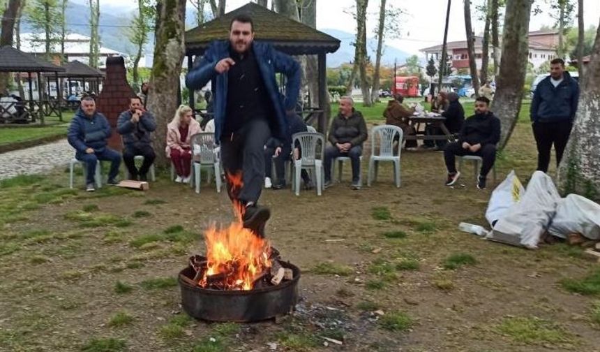 Devrek'te vatandaşlar ateşin üzerinden atlayarak baharı kutladı