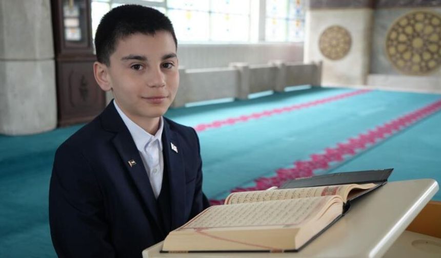 Ezanıyla yürekleri mest eden öğrenci bu kez Kur'an-ı Kerim tilavetinde zirvede