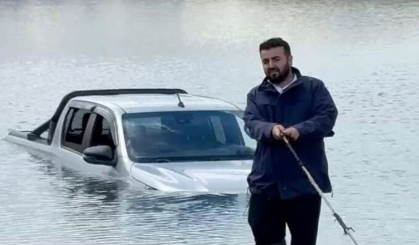 Göletten geçmek isterken aracıyla mahsur kaldı