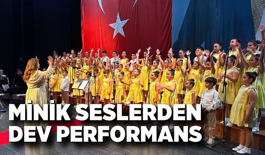 Minik Seslerden Dev Performans