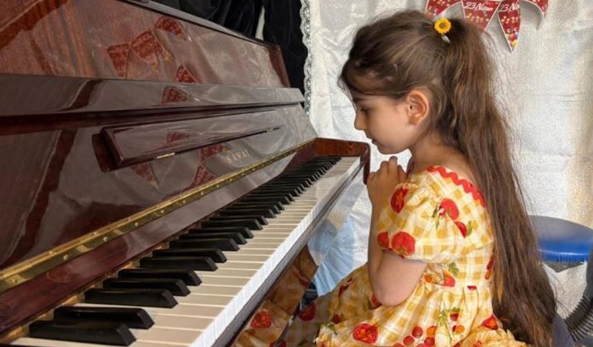 6 yaşındaki görme engelli Nil, 10 enstrümanla hayallerine yürüyor