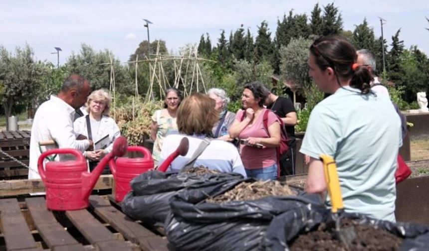 Organik atıklar komposta dönüşüyor