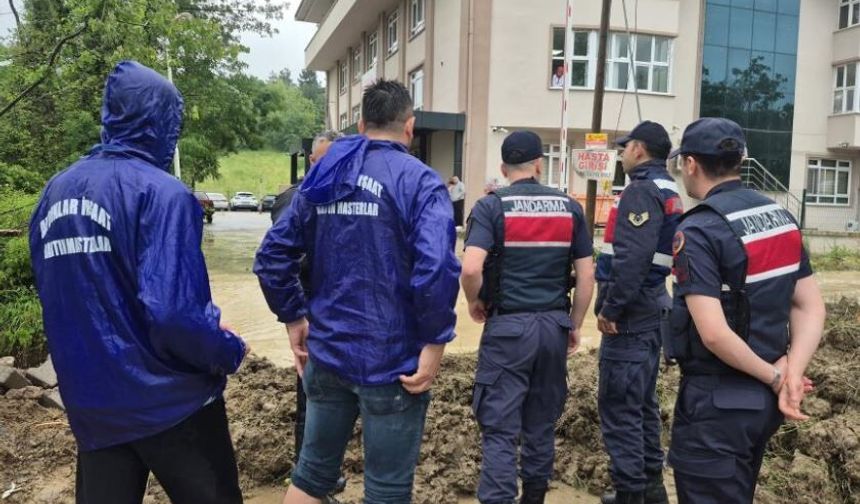 Sağlık ocağında mahsur kalan hastalar ve sağlık personeli kurtarıldı