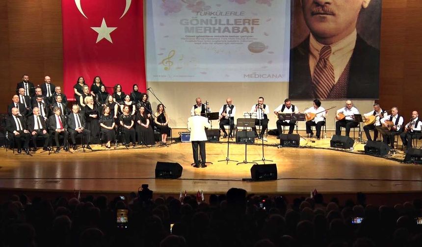 Şifa veren eller, Türk halk müziği konseri büyük alkış topladı