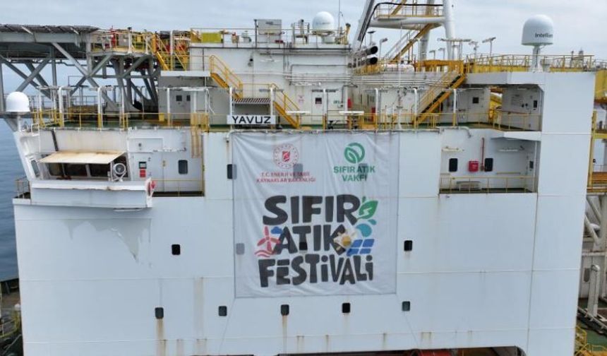 Yavuz Derin Deniz Sondaj Gemisi’ne ‘Sıfır Atık Festivali’ yazılı bir pankart asıldı