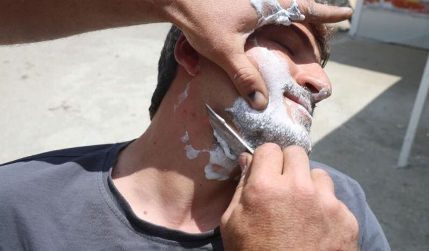 Ürettiği bıçakların keskinliği göstermek için insanları tıraş ediyor
