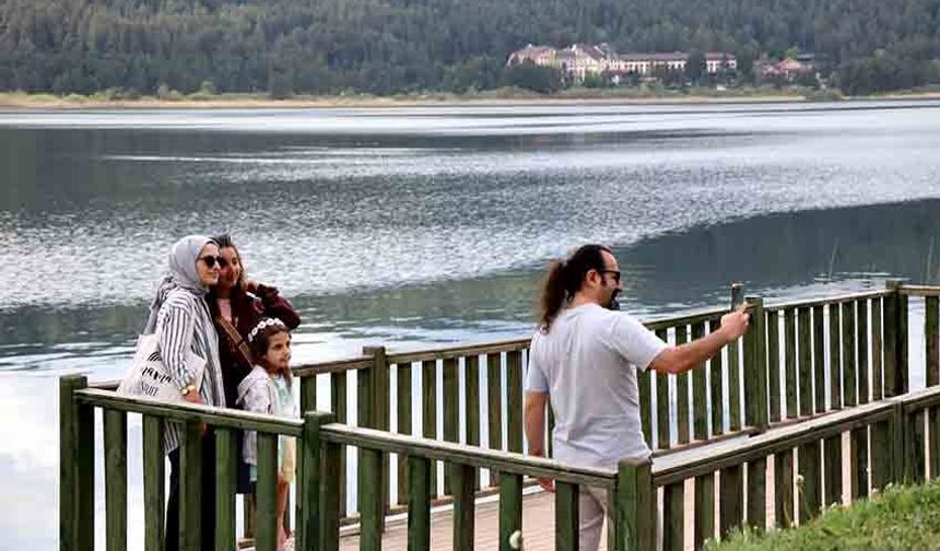 Abant ve Gölcük Dolup Taştı: 9 Günde 16 Bin Araç Giriş Yaptı