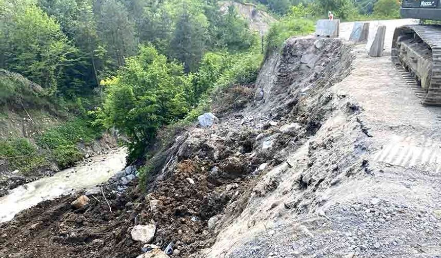 Aşırı yağışlar heyelana neden oluyor