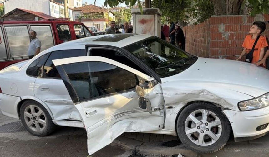 İşçi servisi ile otomobil çarpıştı: 5 yaralı