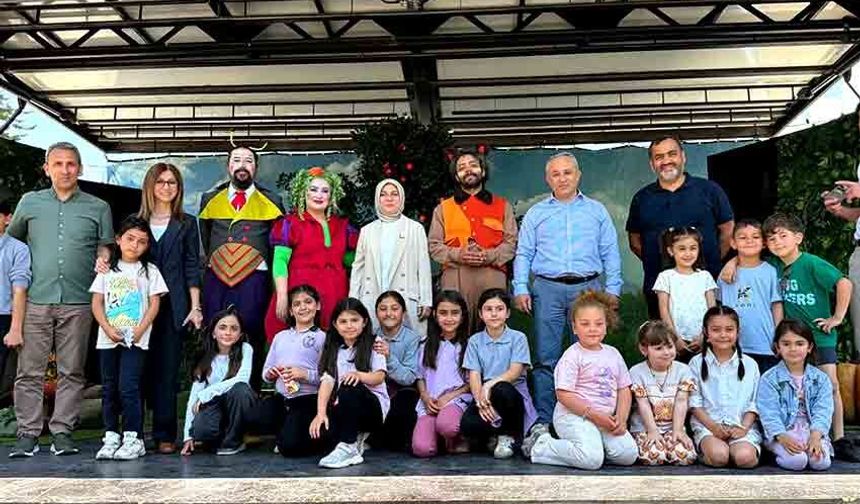 Kamyon Tiyatrosu Miniklerle Buluştu