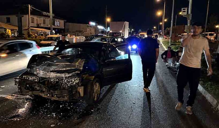 Kavşakta iki otomobil çarpıştı: 5 yaralı