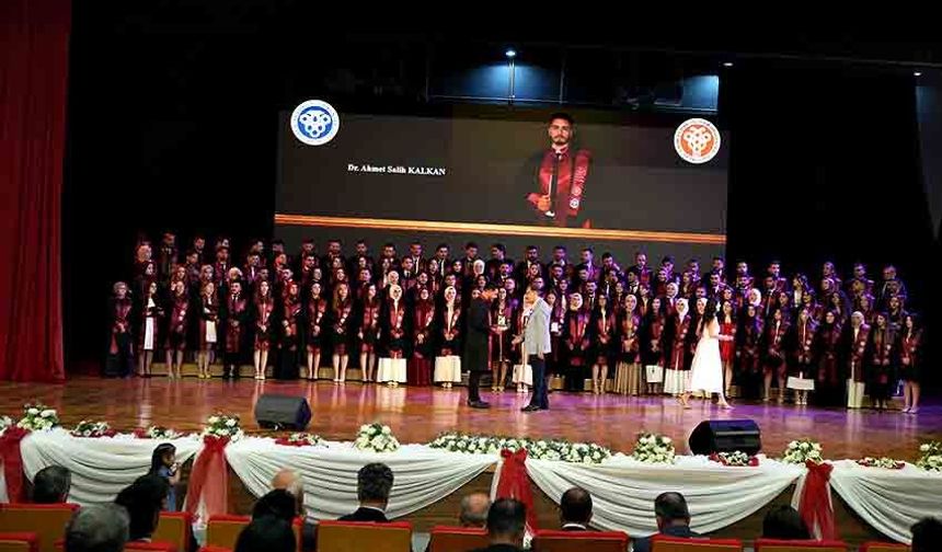 Mezuniyet coşkusu: 115 doktor sağlık ordusuna katıldı