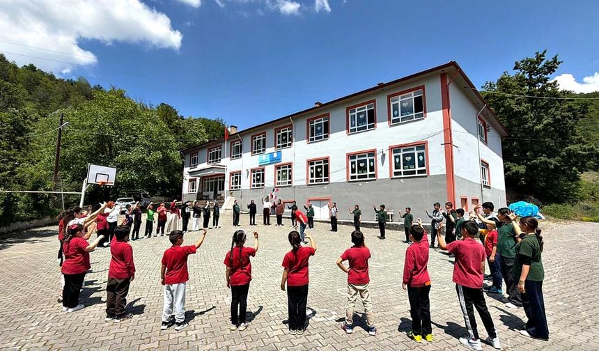 Oyuncak Müzesi Aydın köyünde çocuklarla buluştu