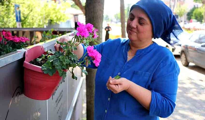 Özenle diktiği çiçekler saniyeler içerisinde çalındı