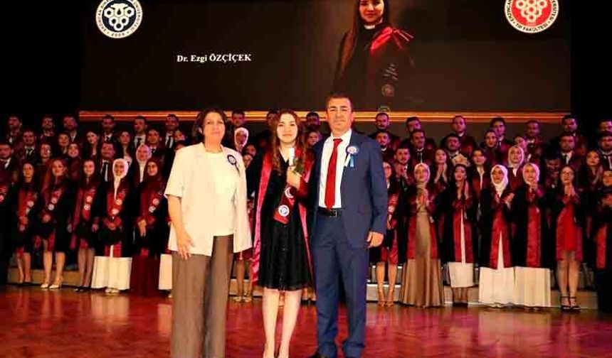 Profesör anne ve babanın gurur günü: Kızları da doktor oldu