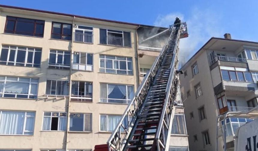 Yangında mahsur kalan kadın ve çocuk kurtarıldı