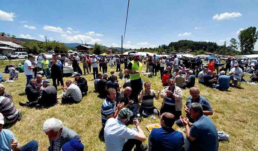 Yüzyıllık Gelenek Hacet Bayramı Binleri Buluşturdu