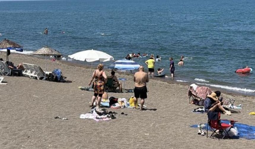 Akçakoca'da termometreler 37 dereceyi gösterdi, sahiller doldu taştı