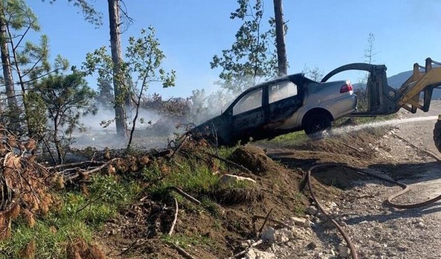 Araç yangını ormanlık alana sıçradı, ekipler alevleri büyümeden söndürdü