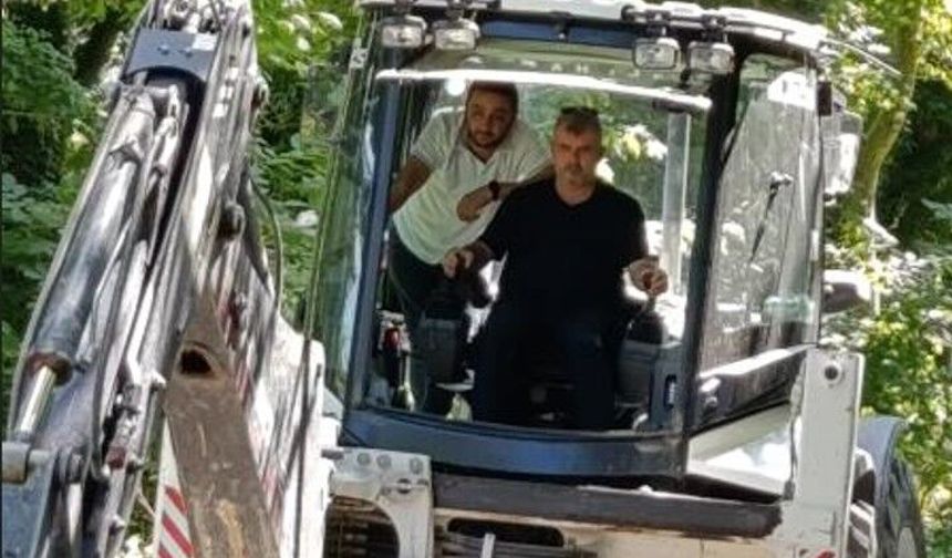 Başkan makamı bıraktı, kepçe koltuğuna geçti