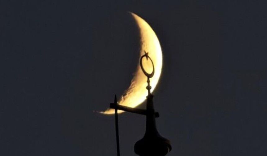 Gökyüzündeki hilal ile minaredeki hilal aynı karede