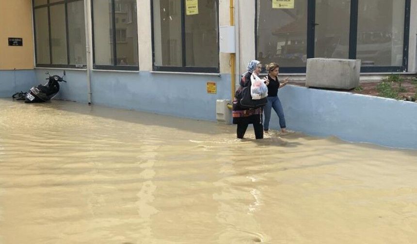 Kastamonu'da sağanak kabusa döndü: 12 kişi tahliye edildi, 6 köy yolu ulaşıma kapandı