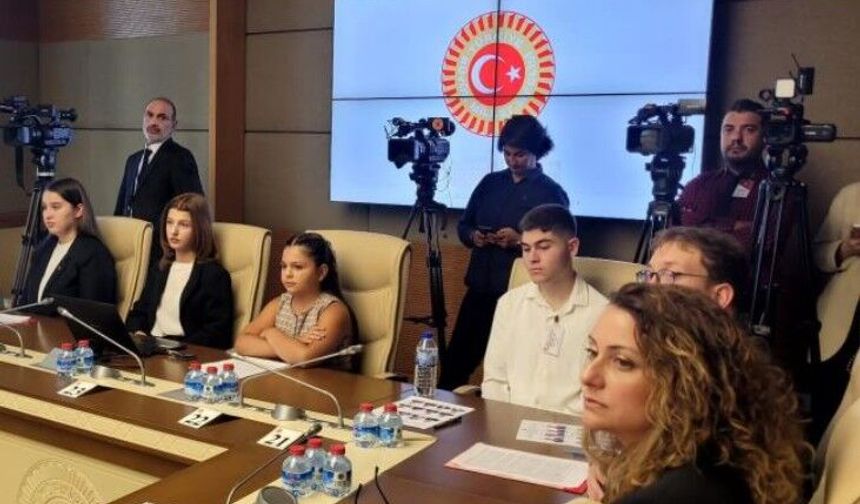 Öğrencilerden "Okullarda akıllı telefon yasaklasın" talebi