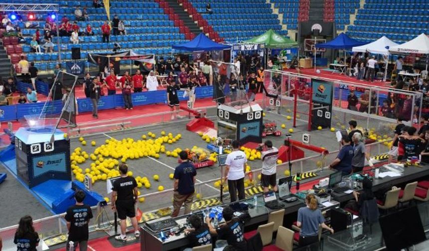 Robotlar spor salonunda yarıştı