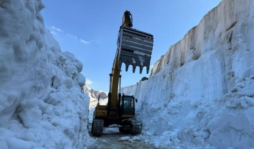 Yüksekova’da 8 metrelik kar tünelleri: İş makinesi içinde kayboldu