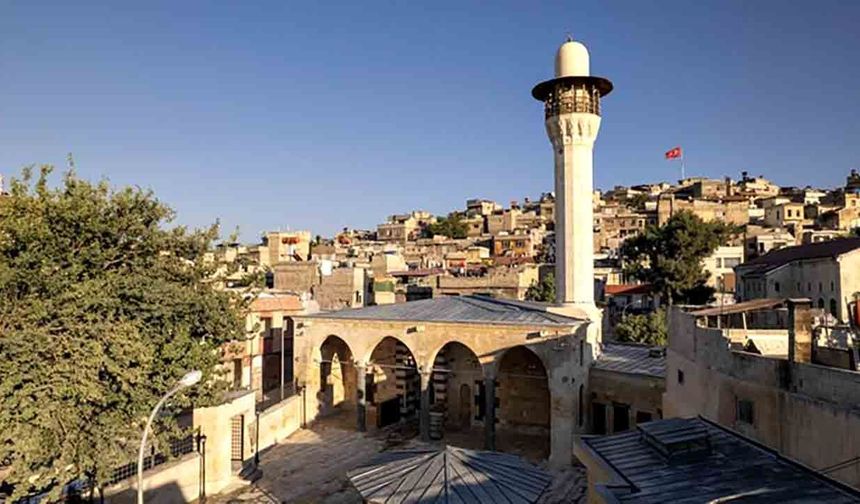 Depremde hasar gören iki tarihi cami Mevlid Kandili’nde yeniden ibadete açılıyor