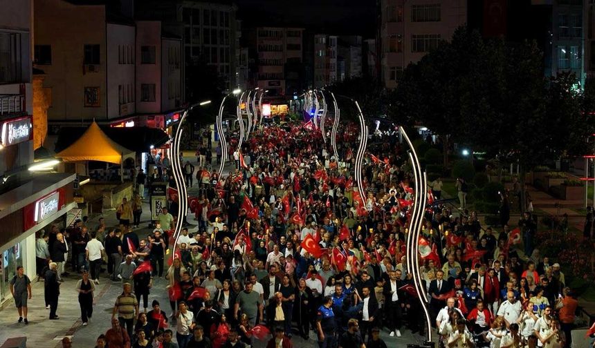 Bolu’da 30 Ağustos Zafer Bayramı fener alayıyla kutlandı