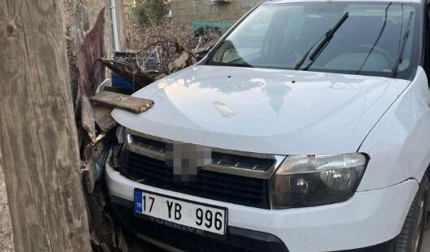 Duvara çarpan aracın sürücüsü hayatını kaybetti