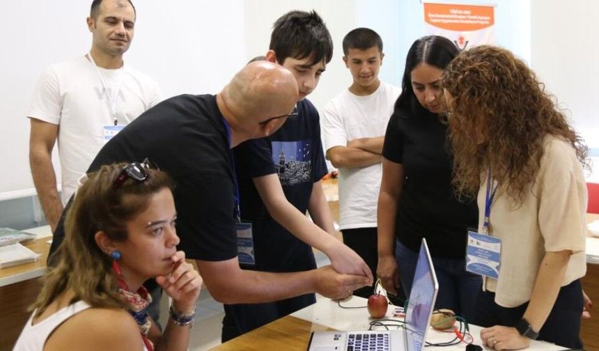 Farklı illerden gelen özel eğitim öğretmenlerine "bilim" eğitimi