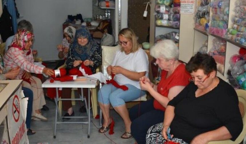 İlmek ilmek dev Türk bayrağı ördüler