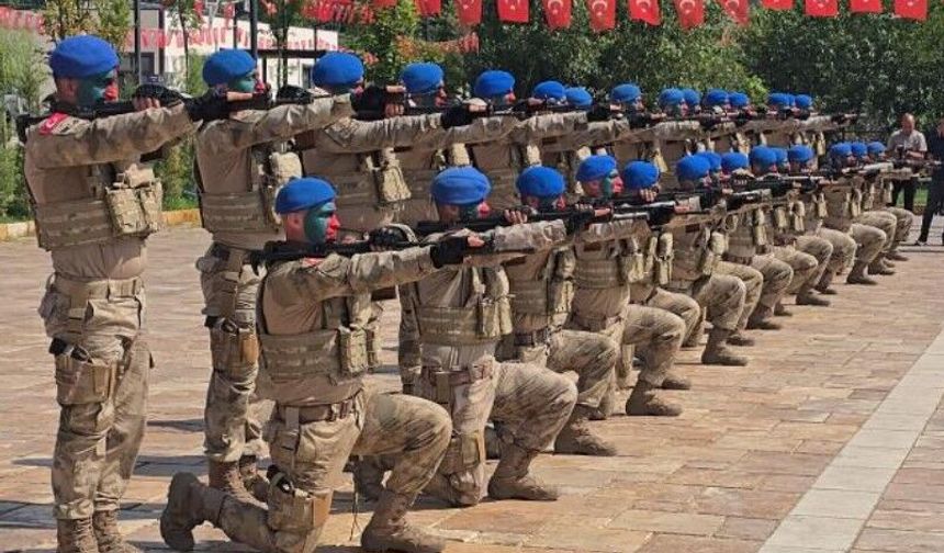 Karabük’te 30 Ağustos coşkusu: Komandoların gösterisi nefes kesti