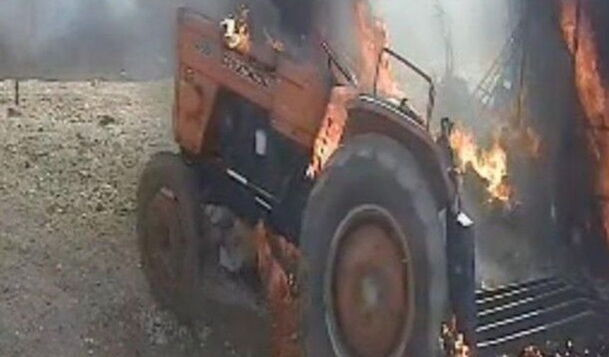 Kısa devre yapan traktör yanarak harekete geçti, saman balyalarını ve hayvanları yaktı