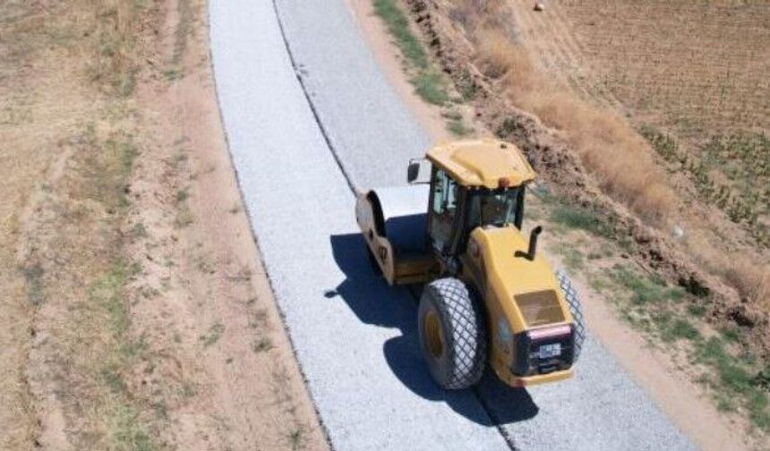 Demirci’de konforlu ulaşım için 45 kilometrelik yol yenileniyor