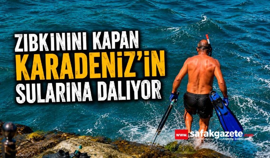 Zıpkınını kapan Karadeniz’in sularına dalıyor